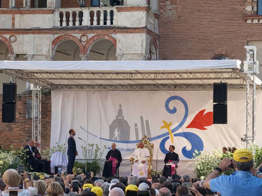 El escenario de Papa León XIV en Pavia se ha electrificado con las tomas ROTOR de Palazzoli