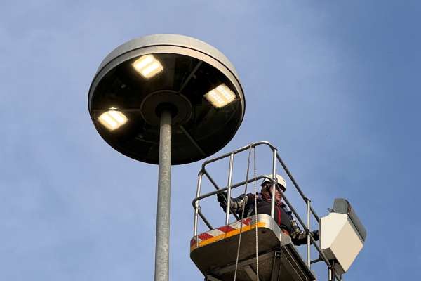 La industria joyera Alessi iluminada por las torres de luz de TIGUA