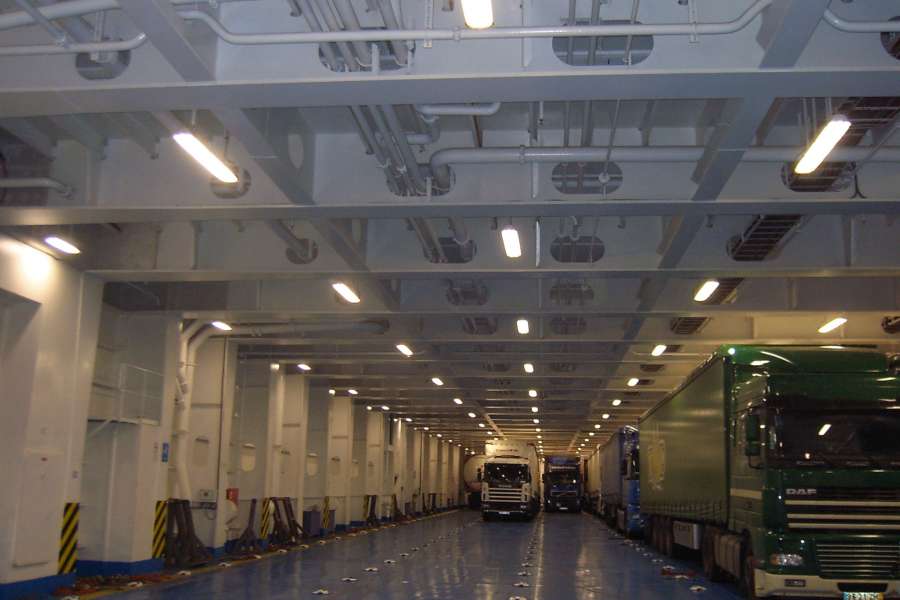 Motorship Audacia, iluminado con lámparas de techo RINO