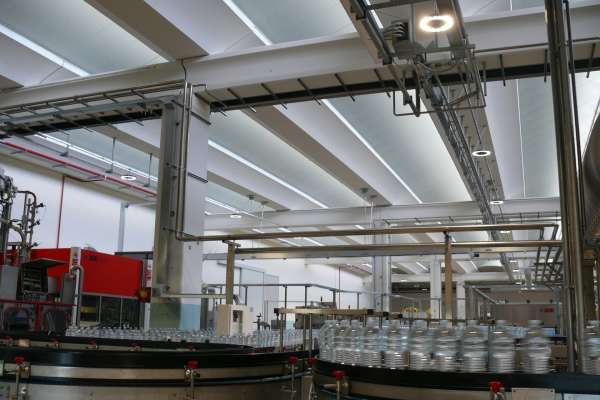 L'azienda alimentare Tavina SPA, illuminata con lampade a sospensione Meta 150