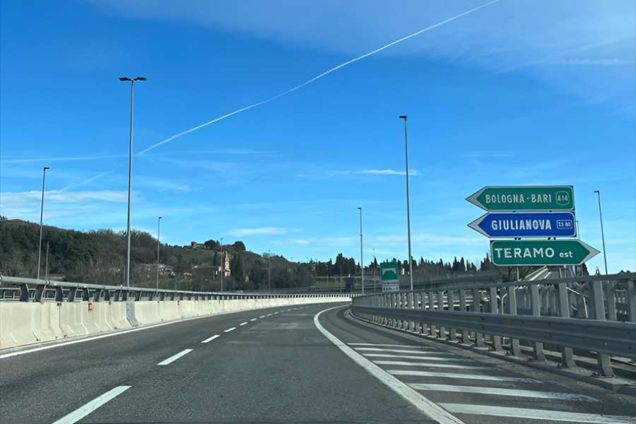 Autostrada A24 illuminata con FIT55, TIGUA-T54 e XTIGUA-T54