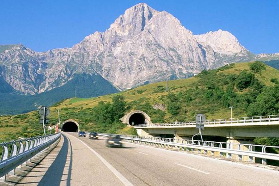 Galleria Gran Sasso illuminata con proiettori X-Tigua