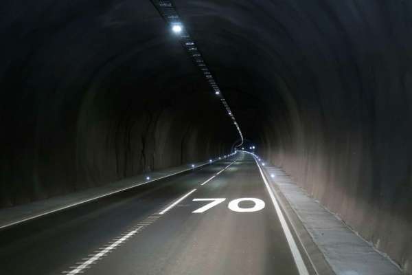 Tunnel di Dyrafjardargöng in Islanda illuminato con proiettori Tigua T54